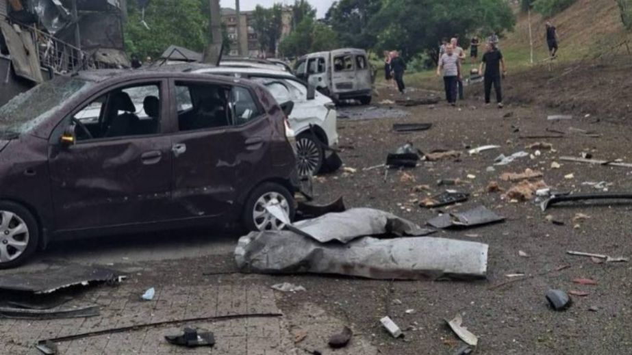 РФ ударила КАБами по жилым кварталам Запорожья: под завалами могут быть люди