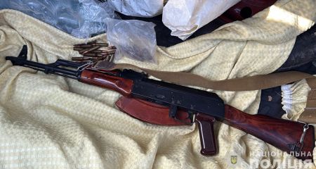 За збут і зберігання зброї та боєприпасів поліціянти затримали трьох запоріжців