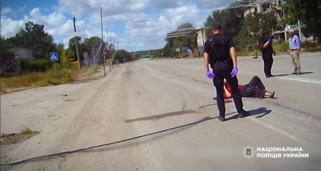 На опасной трассе под Запорожьем полицейские спасли мужчину &ndash; кадры