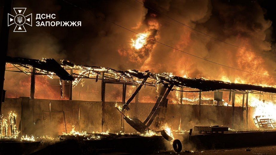 Атака на Запоріжжя: вогнеборці загасили масштабні пожежі