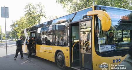 На набережній у Запоріжжі зупинки облаштували тактильною плиткою