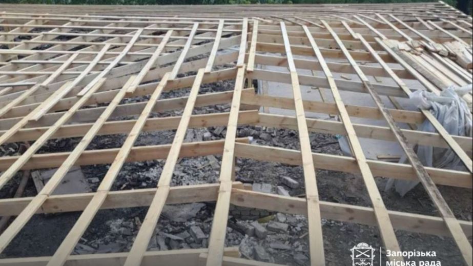 Після атак у Запоріжжі відремонтували 6 тисяч "квадратів" потрощених дахів