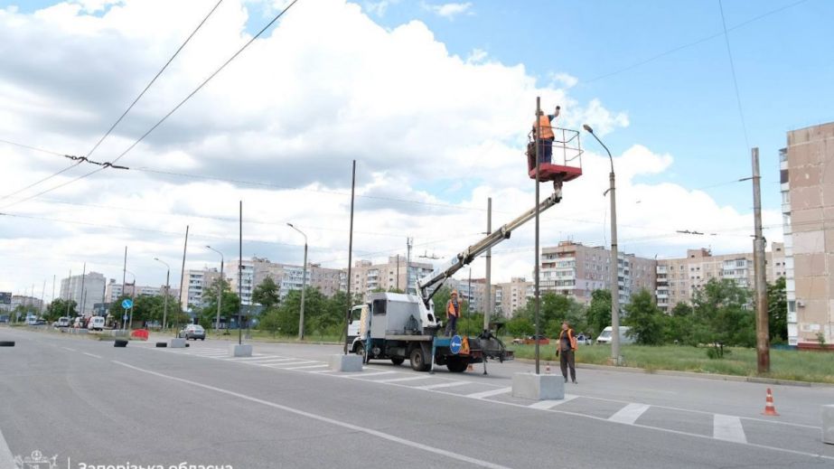 Ровно половину мостов на Запорожье уже оборудовали спецсетками