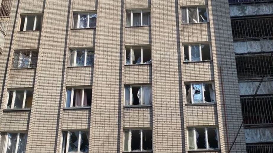 Россияне атаковали Запорожье: повреждено общежитие и автомобили