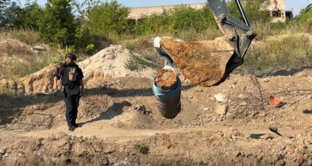Запорізькі рятувальники дістали російську бомбу з десятиметрової глибини