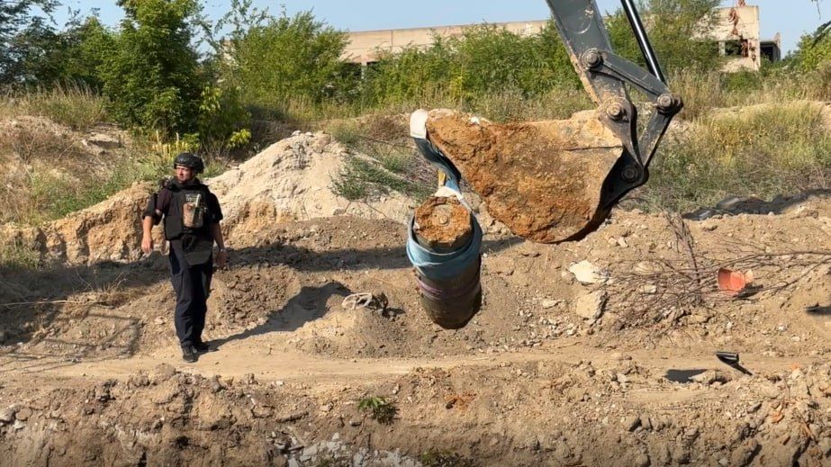 Запорізькі рятувальники дістали російську бомбу з десятиметрової глибини