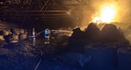 Склад, машины и сухостои пылали после обстрелов на Запорожье &ndash; кадры
