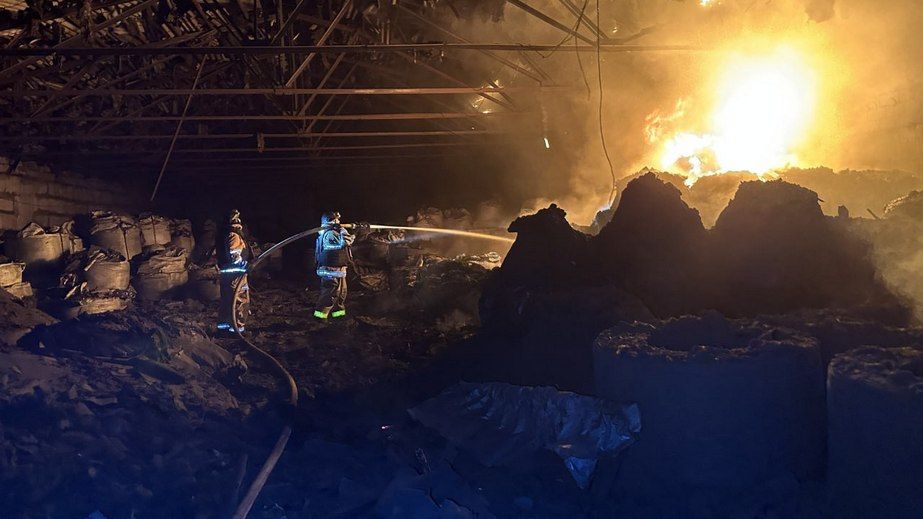 Склад, машины и сухостои пылали после обстрелов на Запорожье