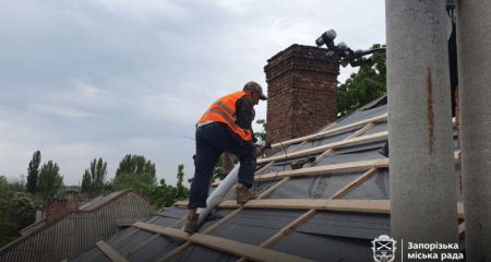 Почти 6 тысяч "квадратов" крыш восстановили в Запорожье после атак РФ &ndash; локации