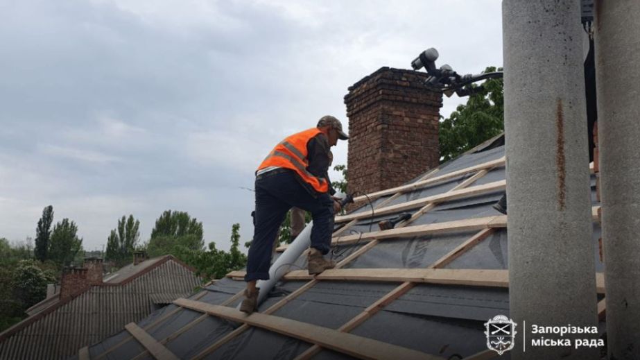 Майже 6 тисяч "квадратів" дахів відновили в Запоріжжі після атак РФ – локації
