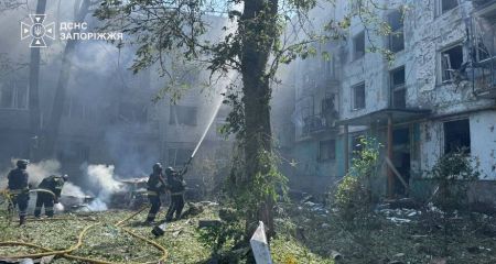 Обстріл Запоріжжя: вогнеборці загасили пожежі