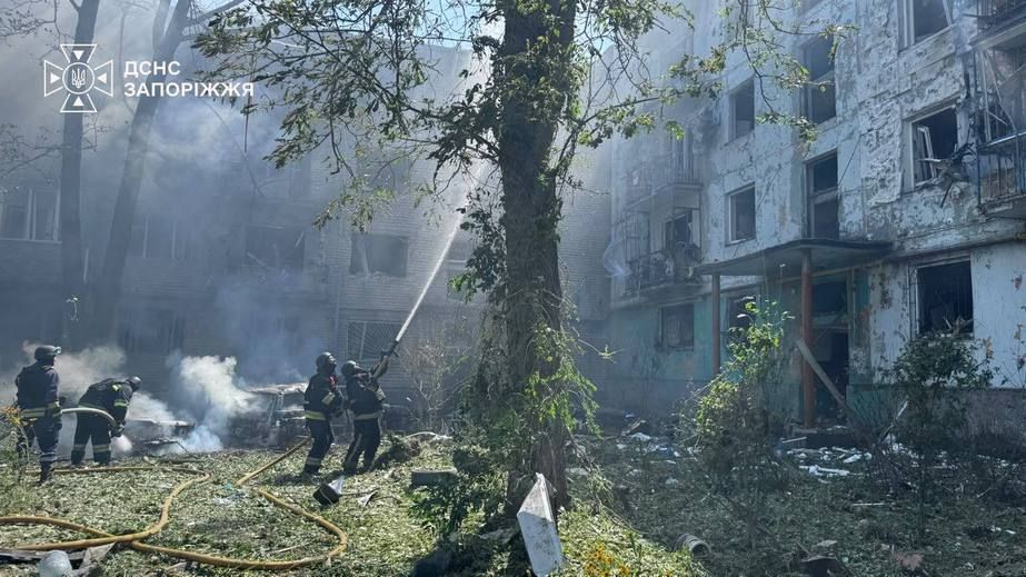 Обстріл Запоріжжя: вогнеборці загасили пожежі