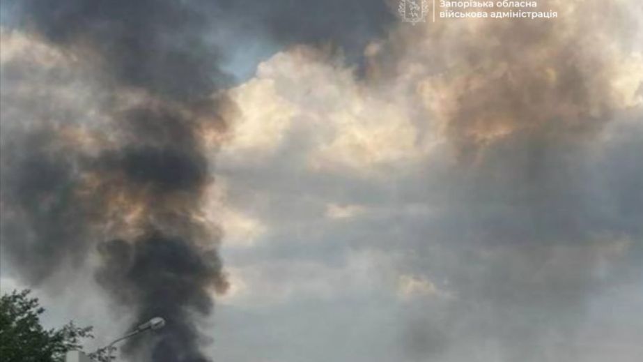 Дим над Запоріжжям: у місті ліквідовують наслідки нової ворожої атаки