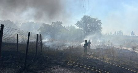 Будинок і вантажівки горіли після обстрілів на Запоріжжі