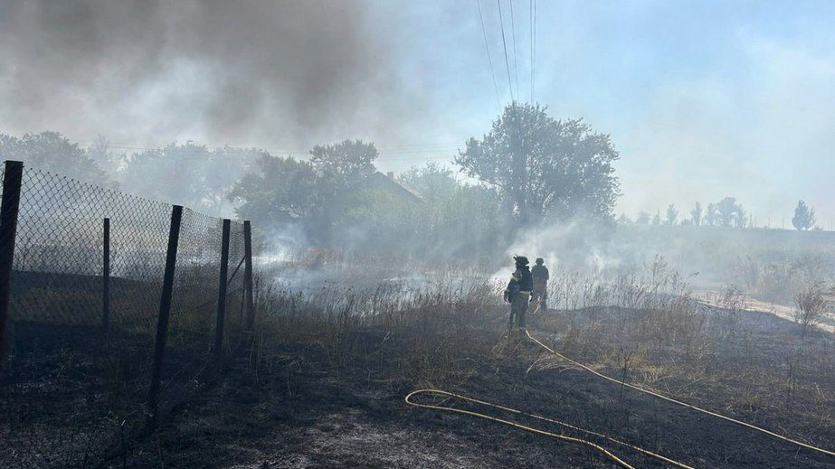 Дом и грузовики горели после обстрелов на Запорожье