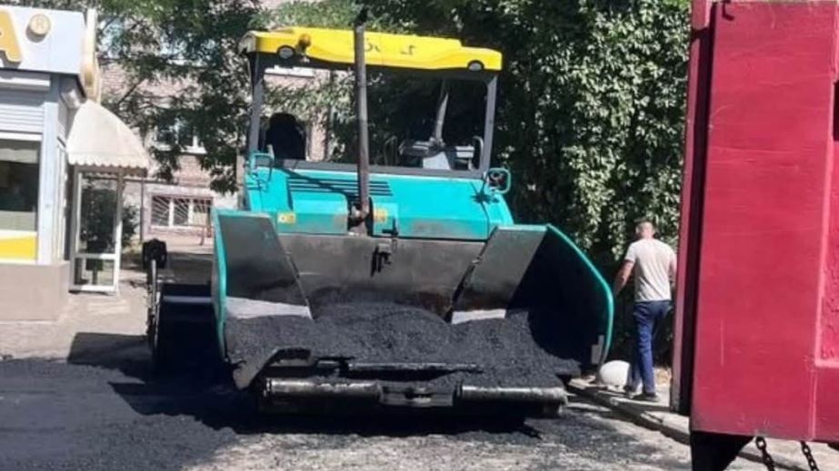 Новий асфальт у дворах: у Запоріжжі ремонтують міжбудинкові проїзди