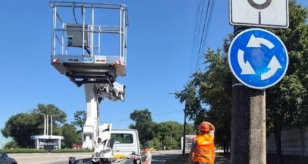 Новые дорожные знаки и светофоры: уличную инфраструктуру обновили в Запорожье