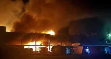 Россияне ударили по Запорожью: дотла сгорел ТЦ "Амстор"