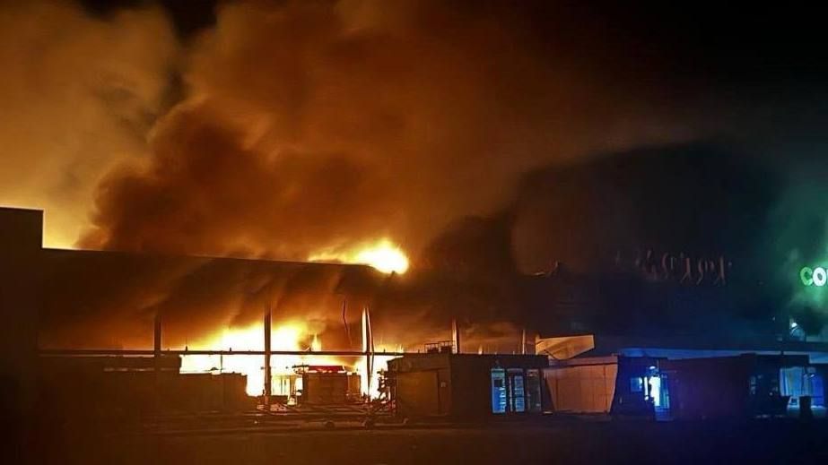 Росіяни вдарили по Запоріжжю: вщент згорів ТЦ "Амстор"