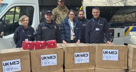 700 аптечок передали запорізьким поліцейським британські благодійники
