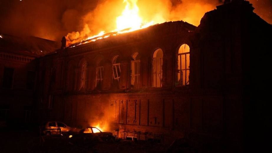 Ворог атакував Запоріжжя: пошкоджені багатоповерхівки, ТЦ і виш
