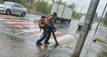 У Запоріжжі комунальники вийшли на вулиці через негоду