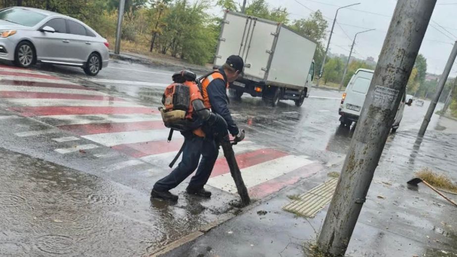 В Запорожье коммунальщики вышли на улицы из-за непогоды