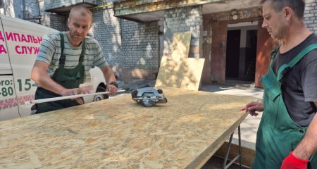 Допомога після атак: у Запоріжжі "закрили" вікна майже у 100 будинках