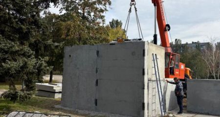 Біля будівлі адміністрації в Запоріжжі монтують модульне укриття