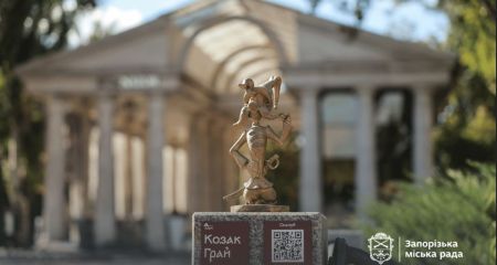 Грай, Око и Тур: в Запорожье появились скульптуры легендарных казаков