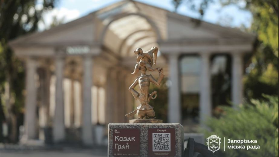 Грай, Око и Тур: в Запорожье появились скульптуры легендарных казаков