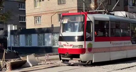 Трамваї знову їдуть Поштовою: в Запоріжжі оновили старий переїзд