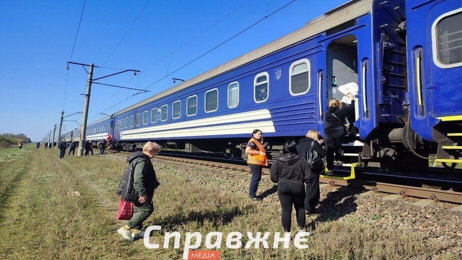 "Эвакуация!": как запорожцы под обстрелами путешествуют по железной дороге