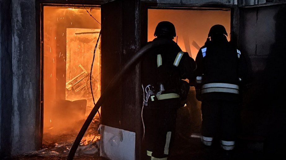 Удар по Запорожью: огнеборцы потушили масштабный пожар