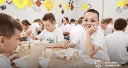 Безкоштовна їжа для школярів: у Запоріжжі щодня видають понад 18 тисяч порцій