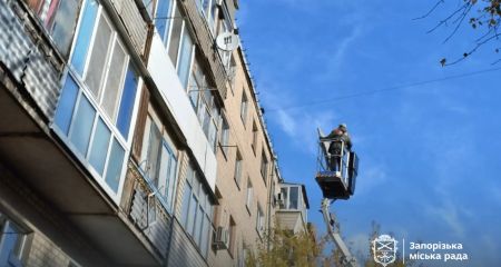 Пряме влучання: в Шевченківському районі Запоріжжя відновлюють дах будинку