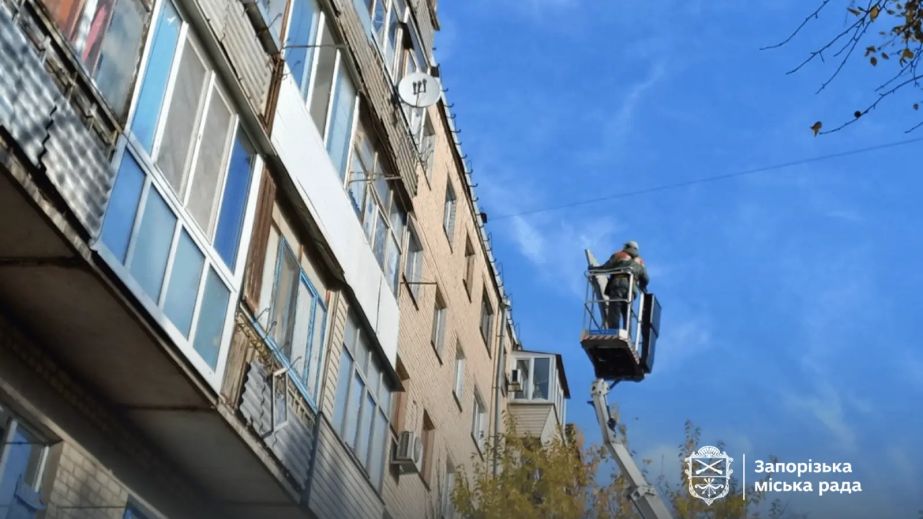Прямое попадание: в Шевченковском районе Запорожья восстанавливают крышу дома