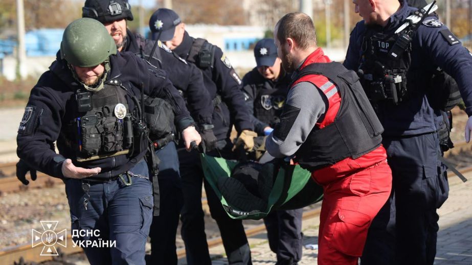 Выросло количество погибших запорожцев из-за обстрела вокзала в Днепре