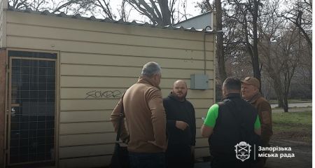 "Мунвартівці" провели бесіду про дотримання тиші з власником зачиненого кіоску в Запоріжжі