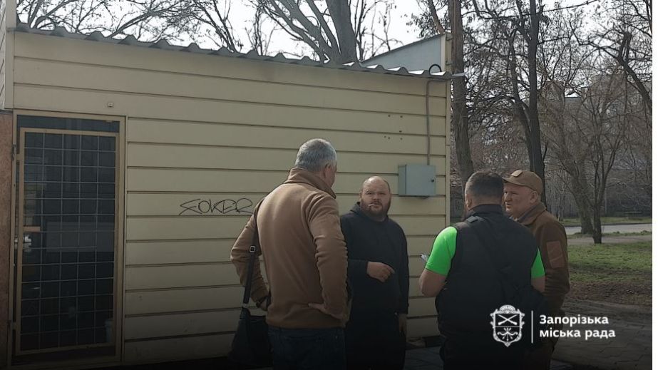 "Мунвартовцы" провели беседу о соблюдении тишины с владельцем закрытого киоска в Запорожье