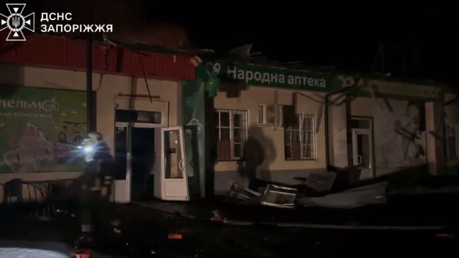 Магазин палав після російської дронової атаки в селищі під Запоріжжям – кадри від рятувальників