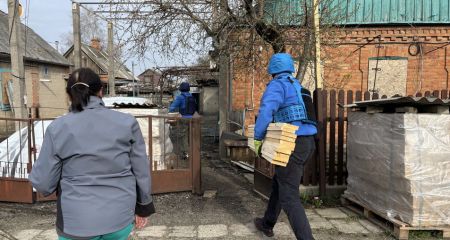 Волонтери допомагають мешканцям Оріхова після масованого обстрілу минулої ночі
