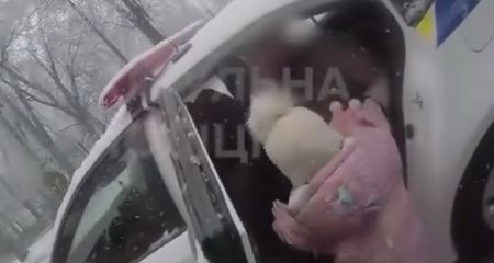 "Дитина каже, що проковтнула скло": мамі з донькою дістатися лікарні у Запоріжжі допомогли поліцейські