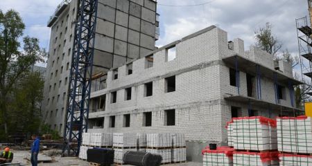 Розірвано договір з генпідрядником відбудови трьох пошкоджених обстрілами багатоповерхівок у Запоріжжі – деталі