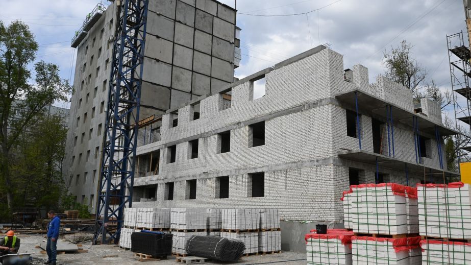 Розірвано договір з генпідрядником відбудови трьох пошкоджених обстрілами багатоповерхівок у Запоріжжі – деталі
