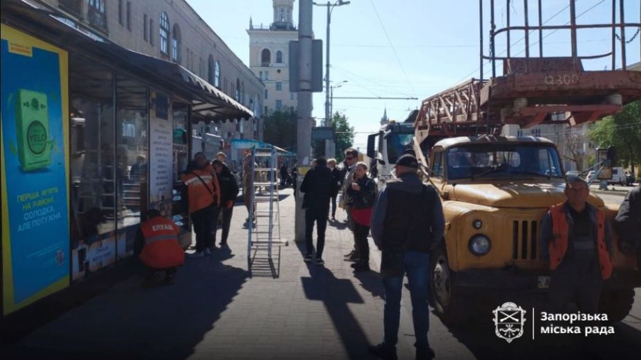 Комунальники демонтували черговий кіоск на запорізькому проспекті