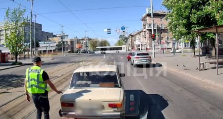 Водитель ВАЗ устроил гонки во время общенациональной минуты молчания в Запорожье – кадры от патрульных