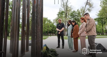 Міністерка у справах ветеранів України відвідала запорізький меморіал "Дерево пам’яті"