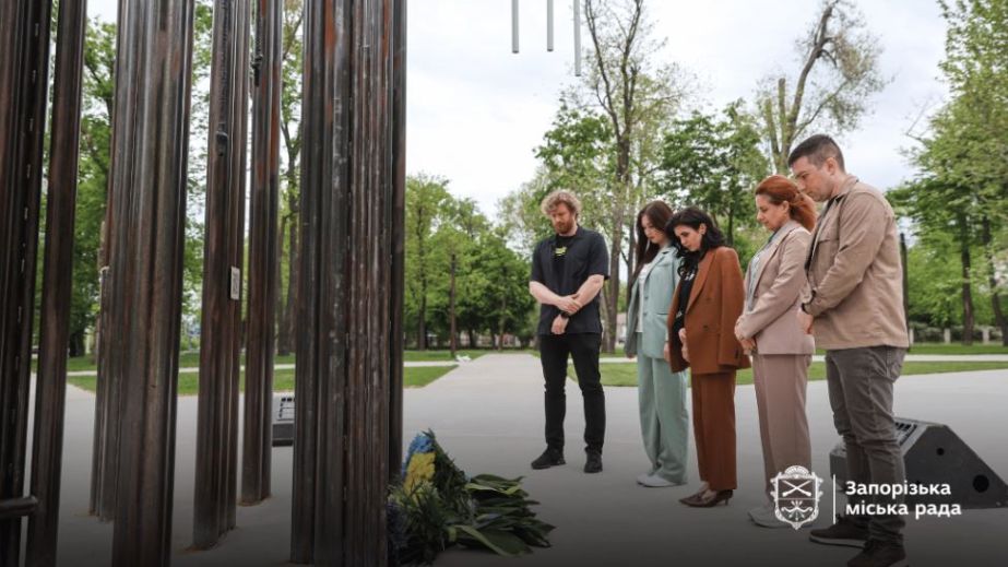Министр по делам ветеранов Украины посетила запорожский мемориал "Дерево памяти"