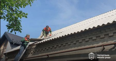 У семи запорізьких будинках після атаки "шахедів" відремонтовано покрівлі
